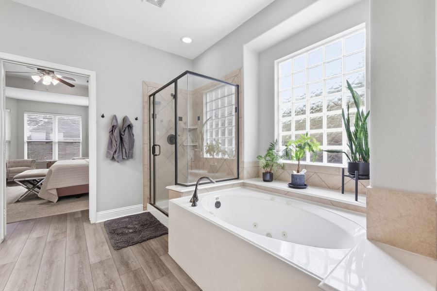 Primary bath — Tomball, TX